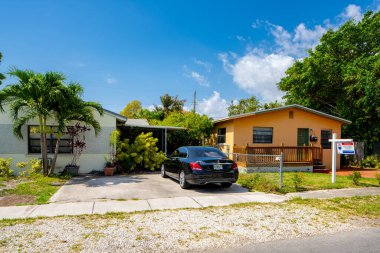 Mavi gökyüzü olan modern bir ev