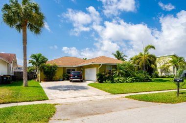 Yazın güzel bir tropikal otel.