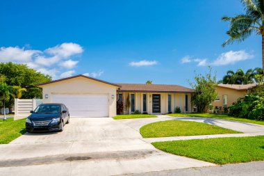 Mavi gökyüzü olan lüks bir ev