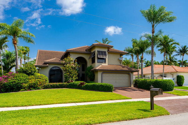 красивый роскошный дом в саду