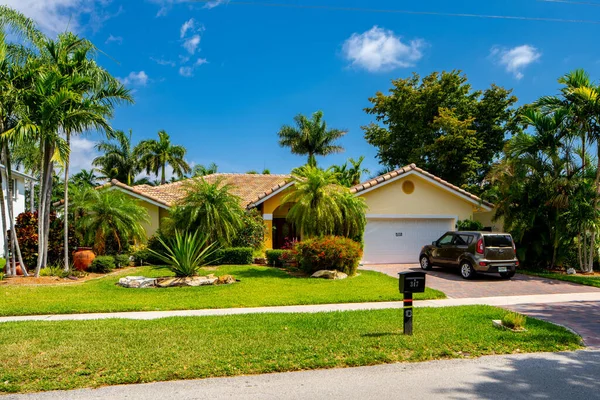 Beautiful Tropical Beach Palm Trees Green Grass — Stock Photo, Image