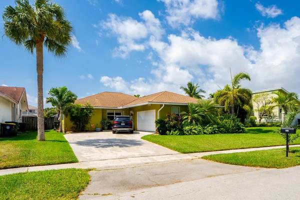 Yazın güzel bir tropikal otel.