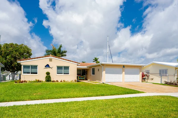 Casa Moderna Com Grama Verde Céu Azul — Fotografia de Stock