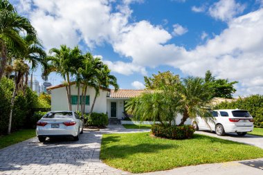 SUNNY ISLES BEACH, FL, ABD - 28 Nisan 2021: Golden Shores 'teki fotoğraf serisi evler Sunny Isles Beach' in bir mahallesi Miami Dade County 'nin bir alt bölümü