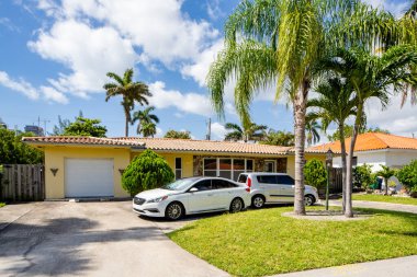 SUNNY ISLES BEACH, FL, ABD - 28 Nisan 2021: Golden Shores 'teki fotoğraf serisi evler Sunny Isles Beach' in bir mahallesi Miami Dade County 'nin bir alt bölümü
