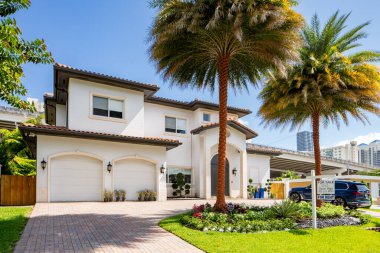SUNNY ISLES BEACH, FL, ABD - 28 Nisan 2021: Golden Shores 'teki fotoğraf serisi evler Sunny Isles Beach' in bir mahallesi Miami Dade County 'nin bir alt bölümü