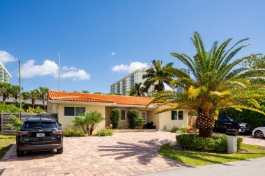 SUNNY ISLES BEACH, FL, ABD - 28 Nisan 2021: Golden Shores 'teki fotoğraf serisi evler Sunny Isles Beach' in bir mahallesi Miami Dade County 'nin bir alt bölümü