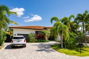 SUNNY ISLES BEACH, FL, ABD - 28 Nisan 2021: Golden Shores 'teki fotoğraf serisi evler Sunny Isles Beach' in bir mahallesi Miami Dade County 'nin bir alt bölümü
