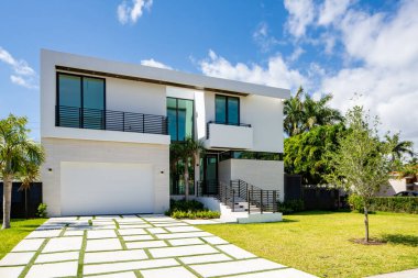 SUNNY ISLES BEACH, FL, ABD - 28 Nisan 2021: Golden Shores 'teki fotoğraf serisi evler Sunny Isles Beach' in bir mahallesi Miami Dade County 'nin bir alt bölümü