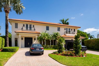 SUNNY ISLES BEACH, FL, ABD - 28 Nisan 2021: Golden Shores 'teki fotoğraf serisi evler Sunny Isles Beach' in bir mahallesi Miami Dade County 'nin bir alt bölümü