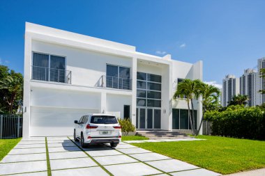 SUNNY ISLES BEACH, FL, ABD - 28 Nisan 2021: Golden Shores 'teki fotoğraf serisi evler Sunny Isles Beach' in bir mahallesi Miami Dade County 'nin bir alt bölümü