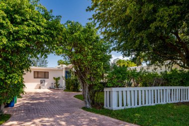 SUNNY ISLES BEACH, FL, ABD - 28 Nisan 2021: Golden Shores 'teki fotoğraf serisi evler Sunny Isles Beach' in bir mahallesi Miami Dade County 'nin bir alt bölümü