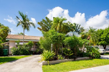 SUNNY ISLES BEACH, FL, ABD - 28 Nisan 2021: Golden Shores 'teki fotoğraf serisi evler Sunny Isles Beach' in bir mahallesi Miami Dade County 'nin bir alt bölümü