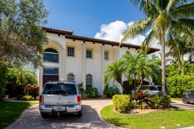 SUNNY ISLES BEACH, FL, ABD - 28 Nisan 2021: Golden Shores 'teki fotoğraf serisi evler Sunny Isles Beach' in bir mahallesi Miami Dade County 'nin bir alt bölümü