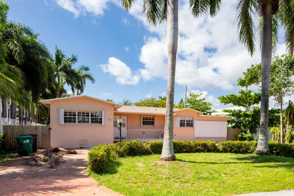 Sunny Isles Beach Usa April 2021 Foto Serie Bostadshus Golden — Stockfoto