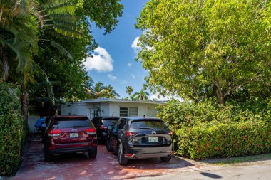 SUNNY ISLES BEACH, FL, ABD - 28 Nisan 2021: Golden Shores 'teki fotoğraf serisi evler Sunny Isles Beach' in bir mahallesi Miami Dade County 'nin bir alt bölümü