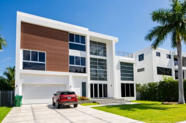 SUNNY ISLES BEACH, FL, ABD - 28 Nisan 2021: Golden Shores 'teki fotoğraf serisi evler Sunny Isles Beach' in bir mahallesi Miami Dade County 'nin bir alt bölümü