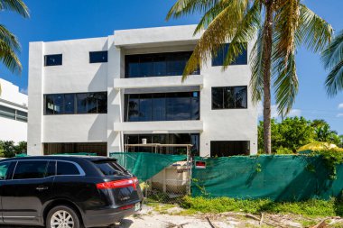 SUNNY ISLES BEACH, FL, ABD - 28 Nisan 2021: Golden Shores 'teki fotoğraf serisi evler Sunny Isles Beach' in bir mahallesi Miami Dade County 'nin bir alt bölümü