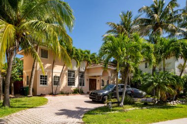 SUNNY ISLES BEACH, FL, ABD - 28 Nisan 2021: Golden Shores 'teki fotoğraf serisi evler Sunny Isles Beach' in bir mahallesi Miami Dade County 'nin bir alt bölümü