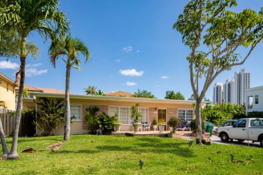 SUNNY ISLES BEACH, FL, ABD - 28 Nisan 2021: Golden Shores 'teki fotoğraf serisi evler Sunny Isles Beach' in bir mahallesi Miami Dade County 'nin bir alt bölümü