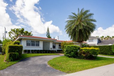 SUNNY ISLES BEACH, FL, ABD - 28 Nisan 2021: Golden Shores 'teki fotoğraf serisi evler Sunny Isles Beach' in bir mahallesi Miami Dade County 'nin bir alt bölümü