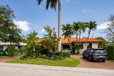 SUNNY ISLES BEACH, FL, ABD - 28 Nisan 2021: Golden Shores 'teki fotoğraf serisi evler Sunny Isles Beach' in bir mahallesi Miami Dade County 'nin bir alt bölümü