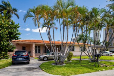 SUNNY ISLES BEACH, FL, ABD - 28 Nisan 2021: Golden Shores 'teki fotoğraf serisi evler Sunny Isles Beach' in bir mahallesi Miami Dade County 'nin bir alt bölümü