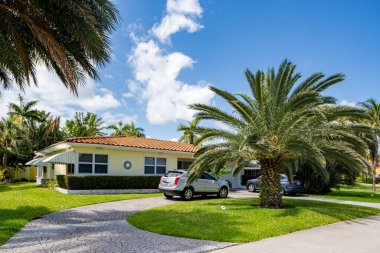 SUNNY ISLES BEACH, FL, ABD - 28 Nisan 2021: Golden Shores 'teki fotoğraf serisi evler Sunny Isles Beach' in bir mahallesi Miami Dade County 'nin bir alt bölümü