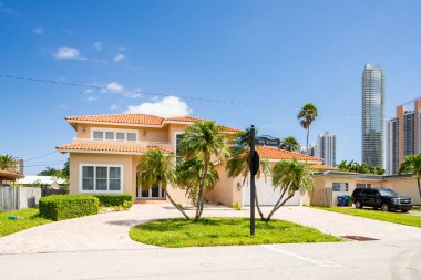 SUNNY ISLES BEACH, FL, ABD - 28 Nisan 2021: Golden Shores 'teki fotoğraf serisi evler Sunny Isles Beach' in bir mahallesi Miami Dade County 'nin bir alt bölümü