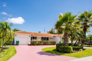 SUNNY ISLES BEACH, FL, ABD - 28 Nisan 2021: Golden Shores 'teki fotoğraf serisi evler Sunny Isles Beach' in bir mahallesi Miami Dade County 'nin bir alt bölümü