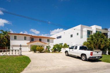 SUNNY ISLES BEACH, FL, ABD - 28 Nisan 2021: Golden Shores 'teki fotoğraf serisi evler Sunny Isles Beach' in bir mahallesi Miami Dade County 'nin bir alt bölümü