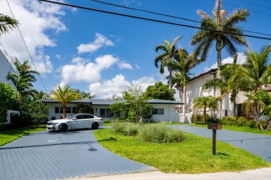 SUNNY ISLES BEACH, FL, ABD - 28 Nisan 2021: Golden Shores 'teki fotoğraf serisi evler Sunny Isles Beach' in bir mahallesi Miami Dade County 'nin bir alt bölümü