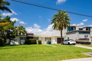 SUNNY ISLES BEACH, FL, ABD - 28 Nisan 2021: Golden Shores 'teki fotoğraf serisi evler Sunny Isles Beach' in bir mahallesi Miami Dade County 'nin bir alt bölümü