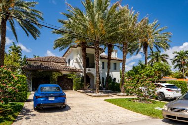 SUNNY ISLES BEACH, FL, ABD - 28 Nisan 2021: Golden Shores 'teki fotoğraf serisi evler Sunny Isles Beach' in bir mahallesi Miami Dade County 'nin bir alt bölümü