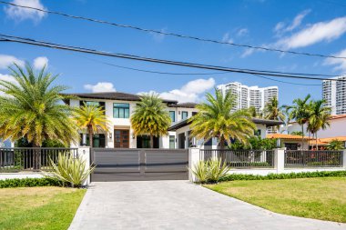 SUNNY ISLES BEACH, FL, ABD - 28 Nisan 2021: Golden Shores 'teki fotoğraf serisi evler Sunny Isles Beach' in bir mahallesi Miami Dade County 'nin bir alt bölümü
