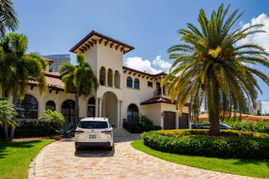 SUNNY ISLES BEACH, FL, ABD - 28 Nisan 2021: Golden Shores 'teki fotoğraf serisi evler Sunny Isles Beach' in bir mahallesi Miami Dade County 'nin bir alt bölümü