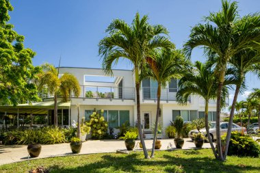 SUNNY ISLES BEACH, FL, ABD - 28 Nisan 2021: Golden Shores 'teki fotoğraf serisi evler Sunny Isles Beach' in bir mahallesi Miami Dade County 'nin bir alt bölümü