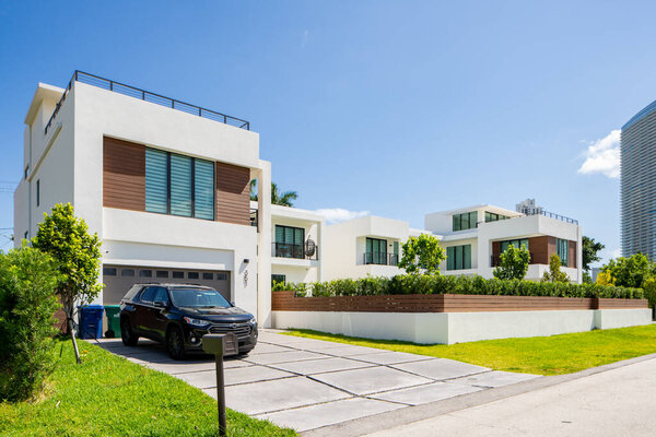 SUNNY ISLES BEACH, FL, USA - 28 апреля 2021: Фотосерия жилых домов в Golden Shores район в городе Солнечные острова Бич подразделение Майами Дейд Каунти