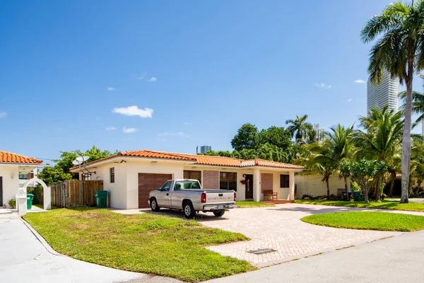 Sunny Isles Beach Usa April 2021 Foto Serie Bostadshus Golden — Stockfoto