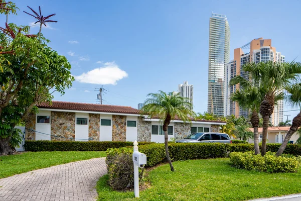 Sunny Isles Beach Usa April 2021 Foto Serie Bostadshus Golden — Stockfoto