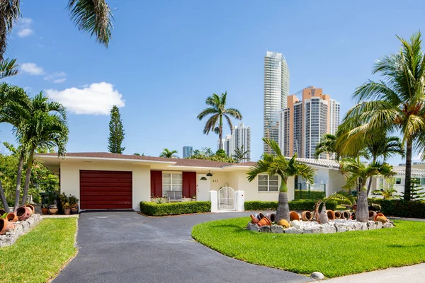 Sunny Isles Beach Usa April 2021 Foto Serie Bostadshus Golden — Stockfoto