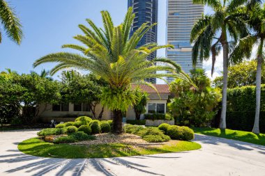 SUNNY ISLES BEACH, FL, ABD - 28 Nisan 2021: Golden Shores 'teki fotoğraf serisi evler Sunny Isles Beach' in bir mahallesi Miami Dade County 'nin bir alt bölümü