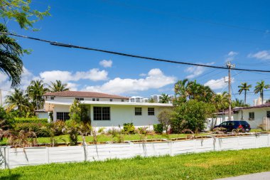 SUNNY ISLES BEACH, FL, ABD - 28 Nisan 2021: Golden Shores 'teki fotoğraf serisi evler Sunny Isles Beach' in bir mahallesi Miami Dade County 'nin bir alt bölümü
