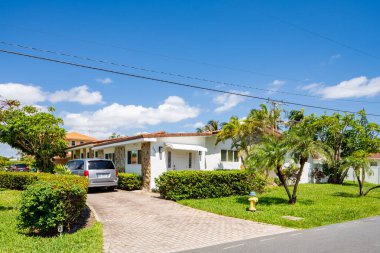 SUNNY ISLES BEACH, FL, ABD - 28 Nisan 2021: Golden Shores 'teki fotoğraf serisi evler Sunny Isles Beach' in bir mahallesi Miami Dade County 'nin bir alt bölümü