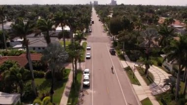 Mahallede bisiklete binen adam.