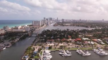 Havadan çekilen Hollywood, Florida kıyı şehrini sel baskınında vurdu.