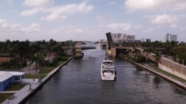 Asma köprü altından geçen tekneler 4k 60p hava görüntüsü