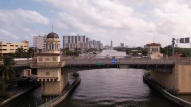 Hollywood FL USA 'yı açmak için asma köprüyü bekleyen tekneler var.