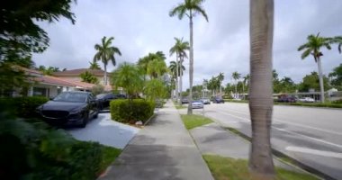 Florida Hollywood Bulvarı 'nda kaldırımda bisiklet süren ilk kişi.