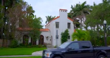 Hollywood Lakes FL ABD 'deki tarihi bir ev. Dengeli hareket kamerasıyla çekilmiş.